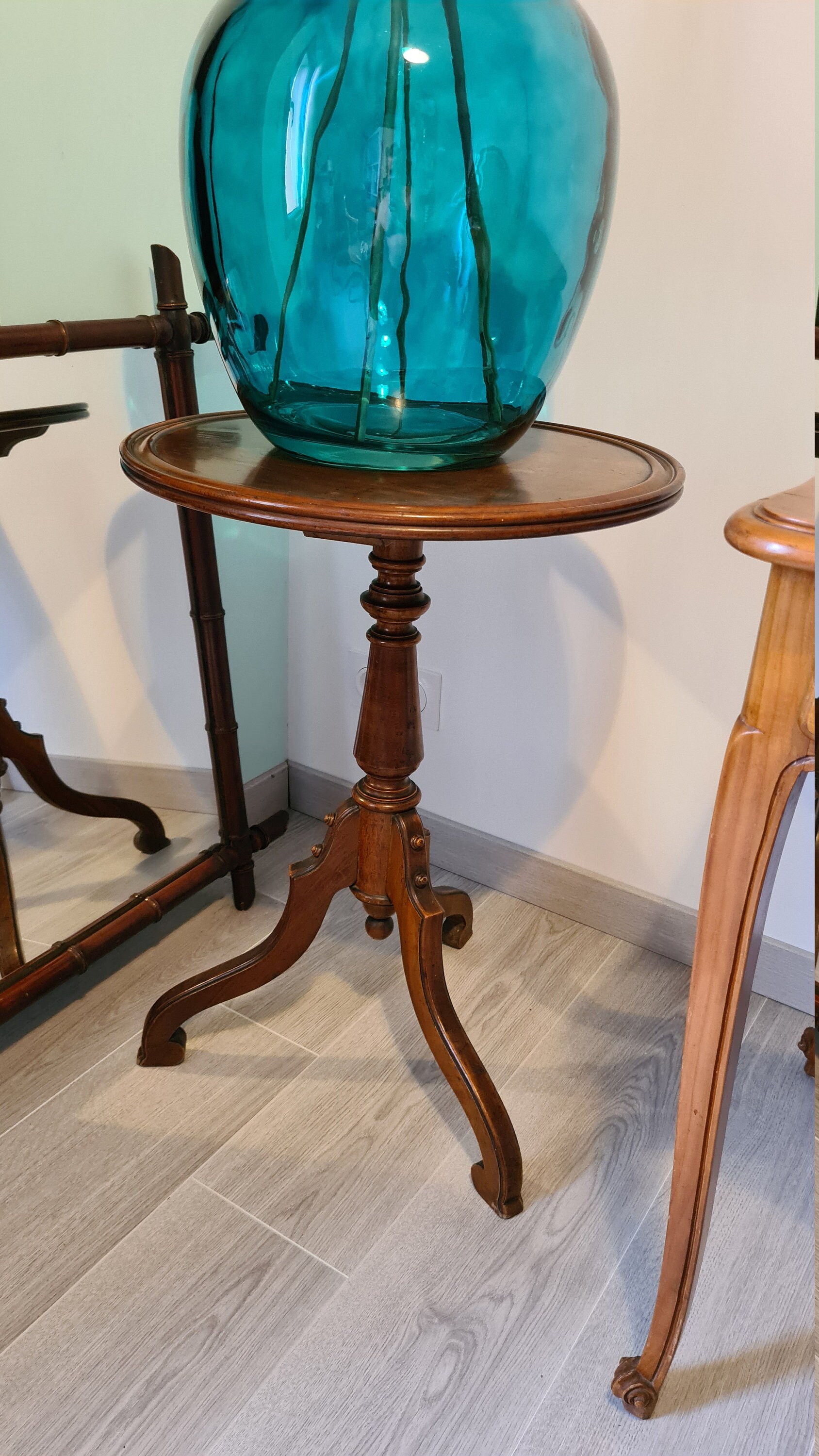 Guéridon Tripode en Noyer de Style Anglais