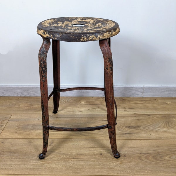 Ancien tabouret industriel en fer