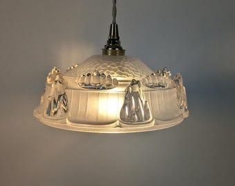 Lámpara colgante vintage de cristal moldeado y latón.