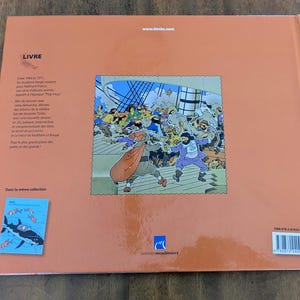 Puede incluir: Una contraportada de libro de color naranja claro con una ilustraci&oacute;n central de una pelea de espadas en la cubierta de un barco. Incluye texto en franc&eacute;s, un peque&ntilde;o gr&aacute;fico azul de un tibur&oacute;n, el sitio web tintin.com, un c&oacute;digo de barras y el logo de Casterman.