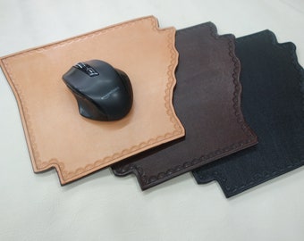 Tapis de souris en cuir de forme personnalisée pour ordinateurs soutenus avec peau de porc en daim. Conception personnalisée et initiales disponibles