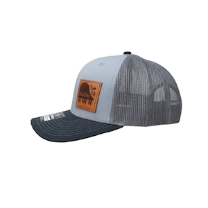 Truckerpet Richardson 112 met aangepaste leren patch. Gepersonaliseerd logo