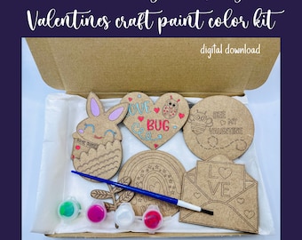Puede incluir: Un conjunto de seis formas de artesanía de madera cortadas con láser para el Día de San Valentín en una caja con botes de pintura y un pincel. Las formas incluyen un corazón, una abeja, un conejito, un arcoíris, una mariquita y un sobre. Las formas están listas para ser pintadas.