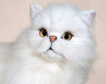 短い鼻面を持つ、リアルな黒ペルシャ猫のぬいぐるみ - Etsy 日本