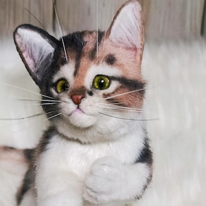 Реалистичный плюшевый котенок, художественная кукла-кошка, мягкая скульптура, портрет питомца, кошка в натуральную величину, коллекционная позирующая кошка, РУЧНАЯ РАБОТА