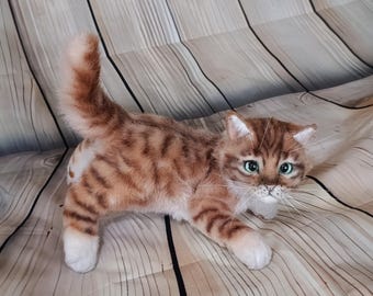 Realistisches Ginger Kätzchen: Posierbare Kunstpelz Katze Figur