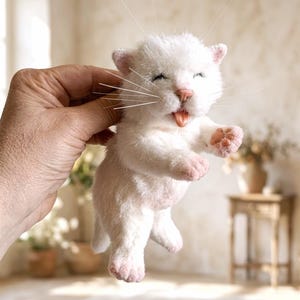 Ręcznie robiona realistyczna rzeźba nowonarodzonego kociaka – ruchomy kot ze sztucznego futra OOAK Animal Art