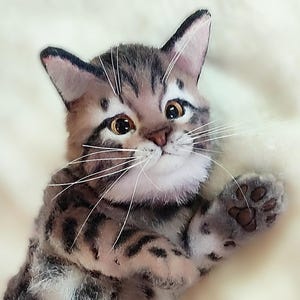 Реалистичный плюшевый бенгальский котенок, художественная кукла-кошка, мягкая скульптура, портрет питомца, кошка в натуральную величину, коллекционная позирующая кошка РУЧНАЯ РАБОТА НА ЗАКАЗ