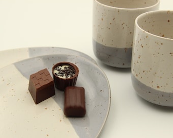 2teiliges Kaffee-Set, Tee-Set, Geschirrset, kleiner Keramik-Becher mit passendem ovalen Teller, glänzendes Grau mit Weiß, dunkel gesprenkelt