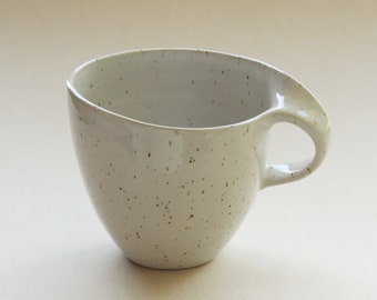 Keramik Tasse, 400 ml, weiß gesprenkelt, handgetöpfert, bauchige organische Form, ein Handschmeichler für Deinen Alltag