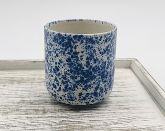 Keramikbecher in blau-weiß, minimalistisch, modern, ohne Henkel