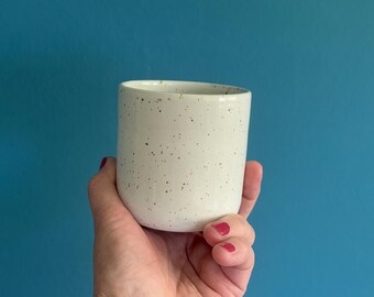 Keramik Becher ohne Henkel – weiß gesprenkelt, 250 ml, handgedreht auf der Töpferscheibe, skandinavisches Design