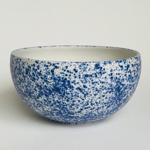 Keramikschale blau-weiß, gedreht an der Töpferscheibe