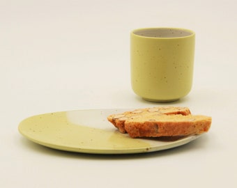 2teiliges Kaffee-Set, Tee-Set, Geschirrset, kleiner Keramik-Becher mit passendem ovalen Teller, sonniges Gelb mit Weiß, dunkel gesprenkelt