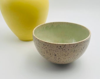Keramikschale, gedreht an der Töpferscheibe, klare Form, mintgrün und beige gesprenkelt glasiert