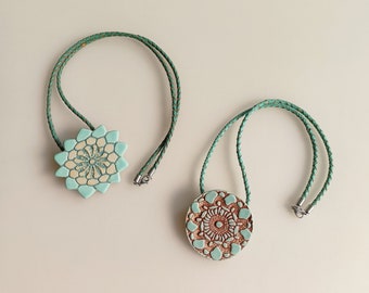Halskette, Keramikanhänger, türkisgrün und braun, floral, geflochtenes Lederband, Karabiner aus Edelstahl, handmade
