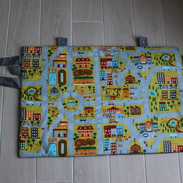 Tapis circuit voiture nomade en tissu pour enfants