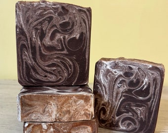 Jabón de sándalo y vainilla, procesado en frío, manteca de cacao, polvo de sándalo rojo.
