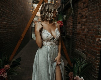 Vestido de novia celeste brillante con corpiño de encaje floral, espalda baja y abertura en la pierna