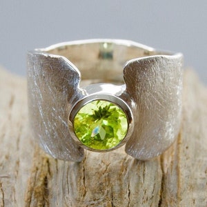 Peridot ring, faceted, silver, brushed, round green gemstone