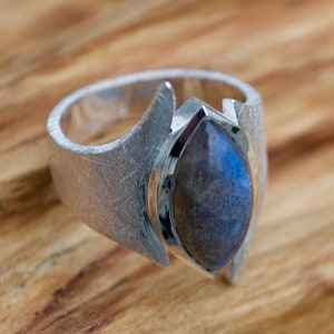 Anillo labradorita, plata mate, espectrolita, piedra preciosa cabujón