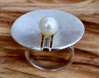 Ring with pearl, blue sapphire, matte silver, partially gold-plated, size 54