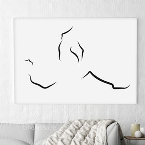 Puede incluir: Una impresi&oacute;n de arte de l&iacute;nea en blanco y negro de una pareja abraz&aacute;ndose. La impresi&oacute;n est&aacute; sobre un fondo blanco y tiene el texto "LineArtBabe" en la esquina inferior izquierda.