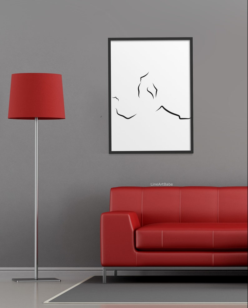 Puede incluir: Una impresi&oacute;n de arte en l&iacute;nea negra y blanca de un dise&ntilde;o abstracto en un marco negro que cuelga de una pared gris sobre un sof&aacute; de cuero rojo. El texto "LineArtBabe" est&aacute; impreso debajo del marco.
