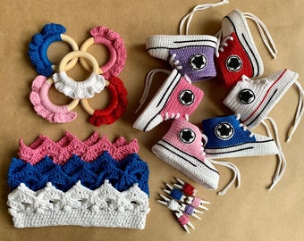 Mignon bébé Crochet Converse cadeau fait à la main anneau de dentition et couronne baskets en bois Crochet anneau de dentition bébé révéler cadeau fête de genre