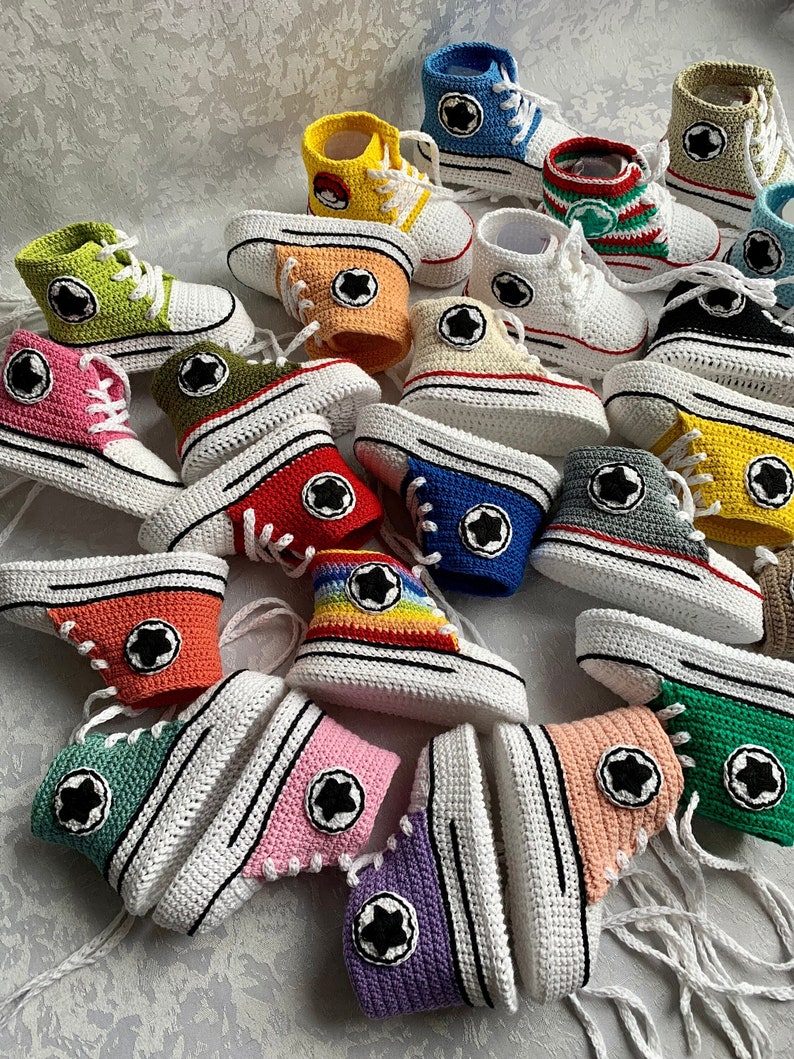 Crochet converse baby booties in different colors.