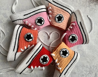 Chaussons de bébé au Crochet Converse unisexe au crochet, chausson de bébé, cadeau de douche tenue pour nouveau-né baskets de bébé mandrins chaussures chaussures bébé fille garçon