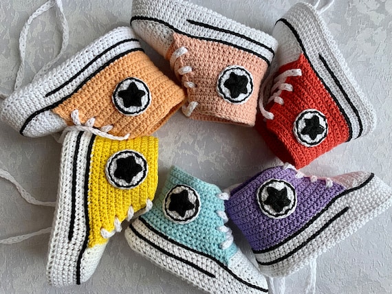 Adorable crochet Converse bébé chaussons pour nouveau-né bébé révéler ou  sexe fête Crochet chaussons à la main mignon cadeau famille Look bébé  Crochet -  France