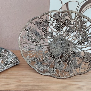 Vintage FRUIT Metall BOWL mit retikulierten Trauben und Serviettenhalter mit Trauben SET 2,1960er Jahre