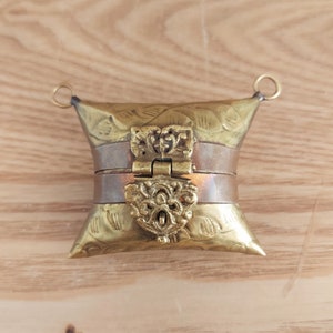 Borsa cuscino in ottone vintage MINAUDIERE, portafoglio in metallo, anni &#39;30