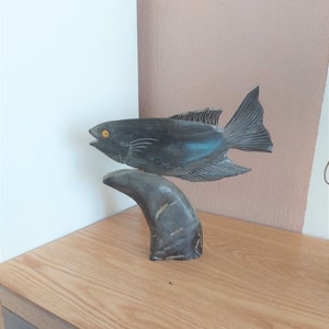Figura de pescado de cuerno hecha a mano vintage, figura de pescado tallada a mano