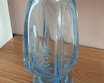 KOSTA BODA Niebieski kryształowy wazon z ptakiem, lata 50. XX w.