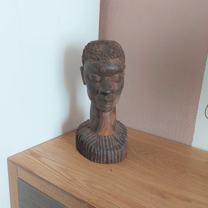 Vintage afrikanischer hölzerner Jungenkopf, handgeschnitzte hölzerne Büste, afrikanische männliche ethnische Kunst