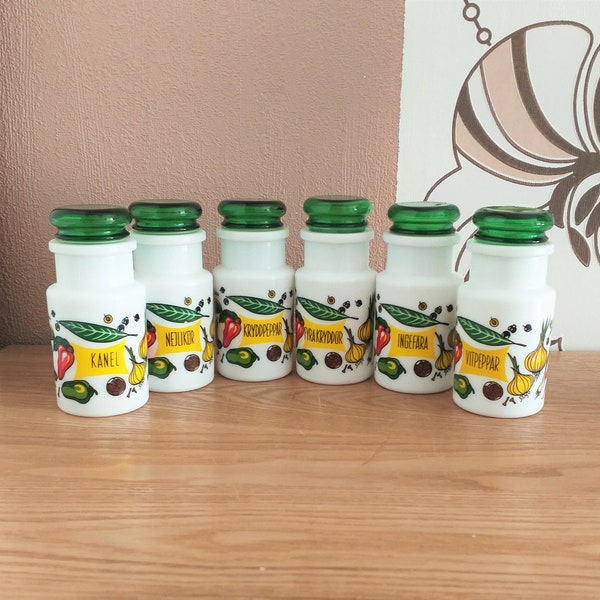 Vintage SET 6 Milk Glass SPICE JARS con motivi ortaggi, Vetro Bianco Italiano, Italia, anni '70