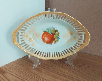 ヴィンテージ磁器の網目模様の穴あき皿 青い花柄の水色の背景 マーク