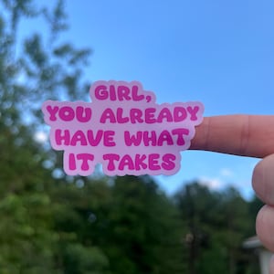 Sticker fille vous avez déjà ce qu'il faut – Sticker affirmation positive en vinyle, citation sur la gentillesse, Sticker esthétique pour ordinateur portable, amour de soi