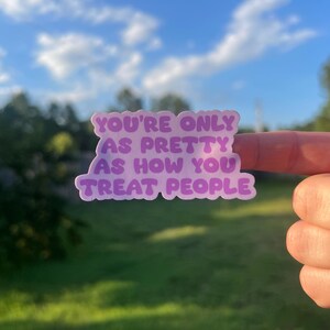 Sticker Je bent slechts zo mooi als hoe je mensen behandelt - vinylsticker positieve bevestiging, vriendelijkheidscitaat, esthetische laptopsticker