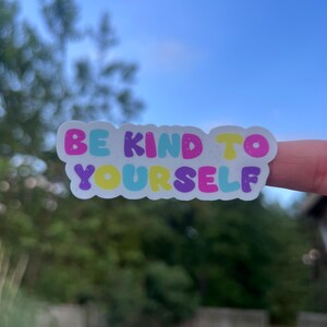 Sticker Soyez gentil avec vous-même - Sticker affirmation de santé mentale, Sticker amour de soi, Sticker rappel positif pour bouteilles d'eau et ordinateurs portables