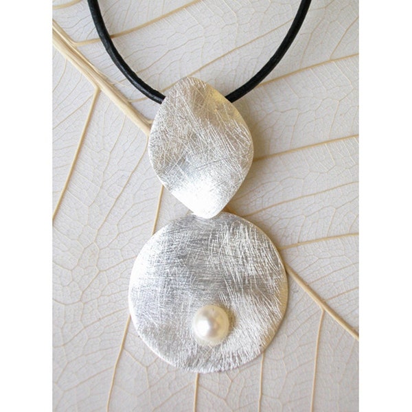 Silver pendant pearl, ice matt look, unique, statement pendant, extravagant slow fashion, disc hangs on leaf-shaped element