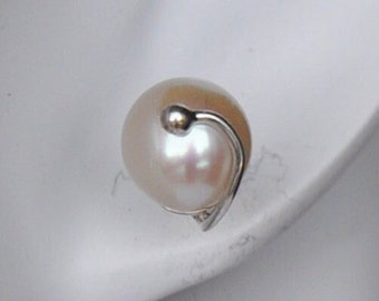 Earrings 925 silver with pearl, curved silver loop with silver dots on top, a very special detail, very noble