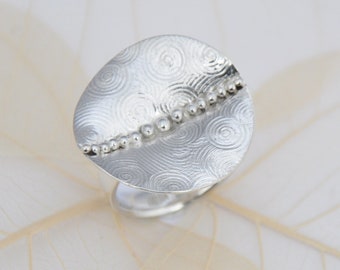 Large vintage ring, silver 925 decorated and shiny, circular with ornaments, beautiful and extravagant, statement earrings