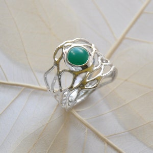 Jasper silver ring, filigree lines hold the round jasper, striking design, beautiful green tone, design in Germany