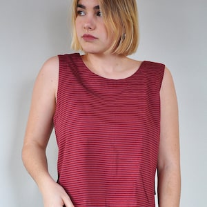 Top confeccionado em viscose de algodão, listrado, diversas cores, sem mangas, macio e super confortável, na altura do quadril, gola careca larga e confortável