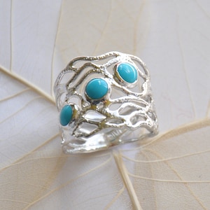 Turquoise ring silver, three turquoise stones are surrounded by fine lines, wide ring band with pretty pattern, design in Germany