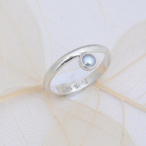 Silver ring pearl, silver ice-matt, subtle and elegant, beautifully shiny, delicate pearl on a simple ring, pretty shimmer