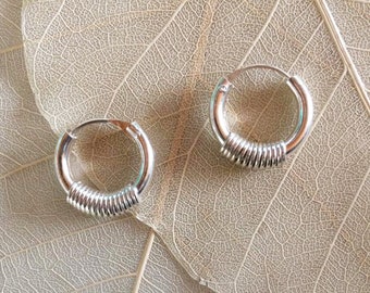 Kleine Creolen, schlicht und elegant, Silber 925, 2 mm breit, mit kleinsten Ringchen umwickelt in der Mitte, glänzendes Silber